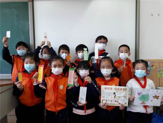 一群穿制服的人
描述已自动生成